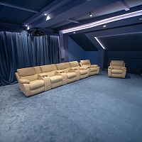 Кинозал в мансарде фотография - 8