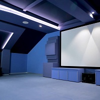 Кинозал в мансарде фотография - 9